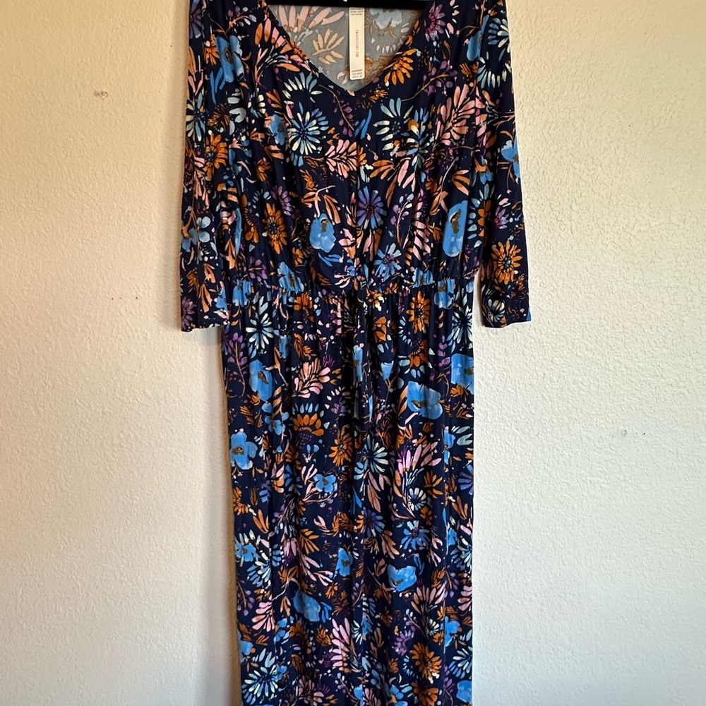 PLUS SIZE: SWAK. 4X. NWT. 
Floral Maxi Dress with V-Neck.